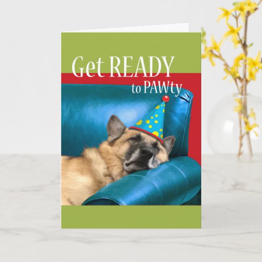 誕生日おもしろい、パーティー帽子とソファで眠っている犬 カード (黄色い花)