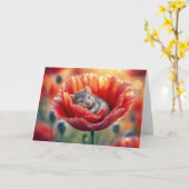 誕生日かわいいネズミが赤いポピーで眠る カード (黄色い花)