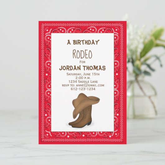 誕生日かわいいレッドバンダナカウボーイハットとブーツ 招待状 (スタンド正面)