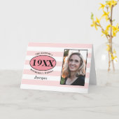 誕生日かわいらしピンクガーリーストライプの写真テンプレート カード (黄色い花)