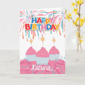 誕生日がピンクのカップケーキで名前を付ける カード (黄色い花)