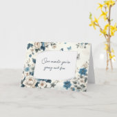 誕生日が古いユーモアの青い陳腐な感じ カード (黄色い花)