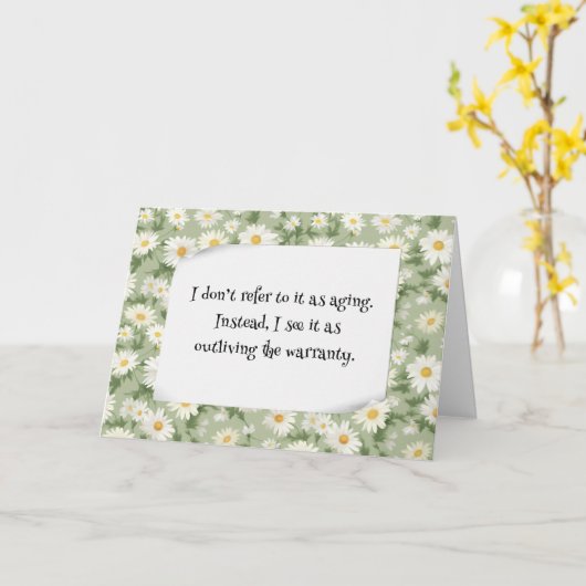 誕生日が古いユーモアを持つデイジーデザイン カード (黄色い花)