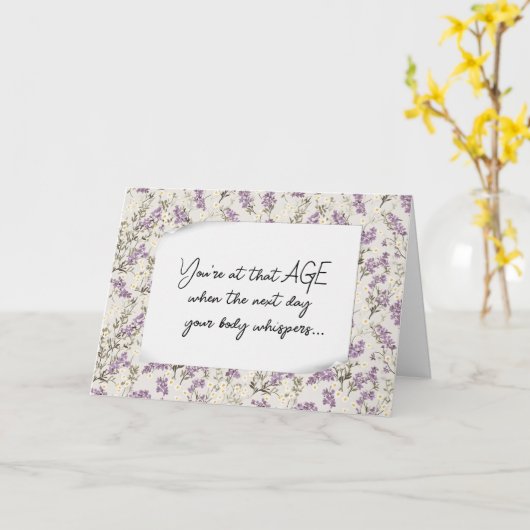 誕生日が年を取るユーモア紫色の花 カード (黄色い花)