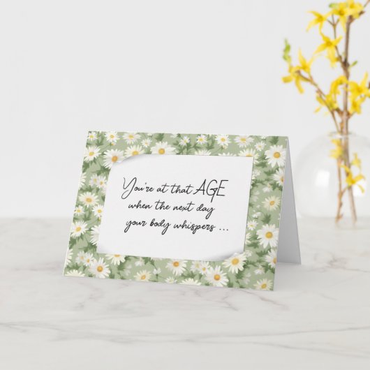 誕生日が年上のユーモアを交えてデイジー カード (黄色い花)