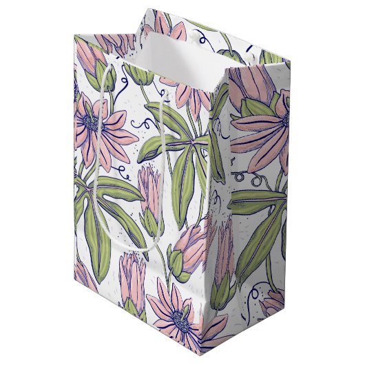誕生日にピンクとグリーンで花柄を切る ミディアムペーパーバッグ (正面アングル)