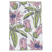 誕生日にピンクとグリーンで花柄を切る ミディアムペーパーバッグ (正面)