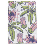 誕生日にピンクとグリーンで花柄を切る ミディアムペーパーバッグ (裏面)