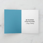 誕生日に引用文と共にビーチのケアンに置かれた白い羽 カード (内部)