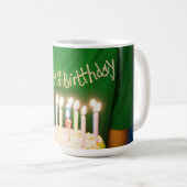 誕生日に緑のシャツを着たかわいい女の子 コーヒーマグカップ (正面右)