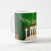 誕生日に緑のシャツを着たかわいい女の子 コーヒーマグカップ (正面左)