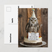 誕生日に足でメモを持ったケーキの上に立つ ポストカード (正面/裏面)