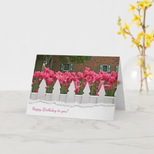 誕生日のためのフェンスとチューリップ カード (黄色い花)