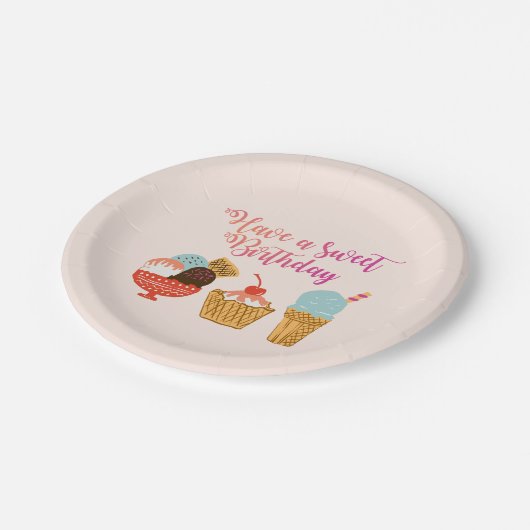 誕生日のアイスクリームのイラストレーション ペーパープレート (アングル)