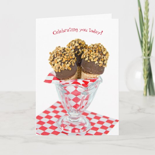 誕生日のアイスクリームのドラムスティックをガラスに入れる カード (正面)