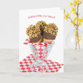 誕生日のアイスクリームのドラムスティックをガラスに入れる カード (黄色い花)