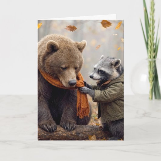 誕生日のアライグマがクマにスカーフを巻く カード (正面)