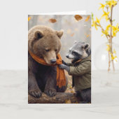 誕生日のアライグマがクマにスカーフを巻く カード (黄色い花)