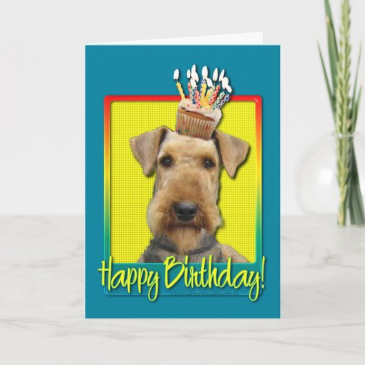 誕生日のカップケーキのAiredale カード (正面)
