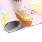 誕生日のカップケーキみんなのために！女の子の名前を追加 ラッピングペーパー (ロールコーナー)