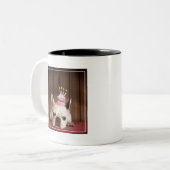 誕生日のカップケーキを持つフレンチ・ブルドッグ ツートーンマグカップ (正面左)