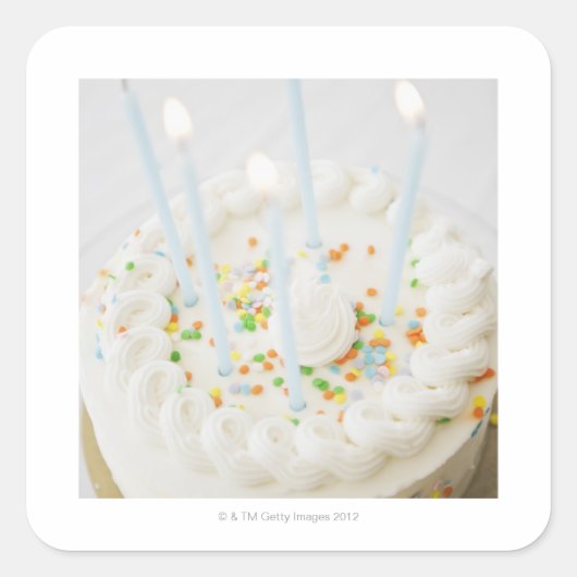 誕生日のキャンドルとお誕生日ケーキのクローズアップ スクエアシール (正面)