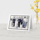 誕生日のサイクリストの自転車おもしろいヴィンテージ写真 カード (黄色い花)
