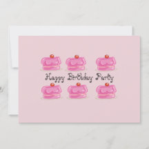 誕生日のパーティーのための招待状上のピンクケーキ