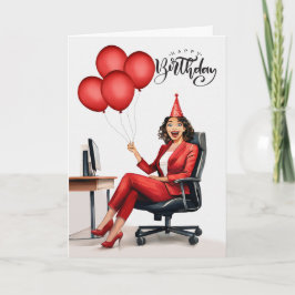 誕生日のビジネスウーマンがオフィスの椅子に赤 カード