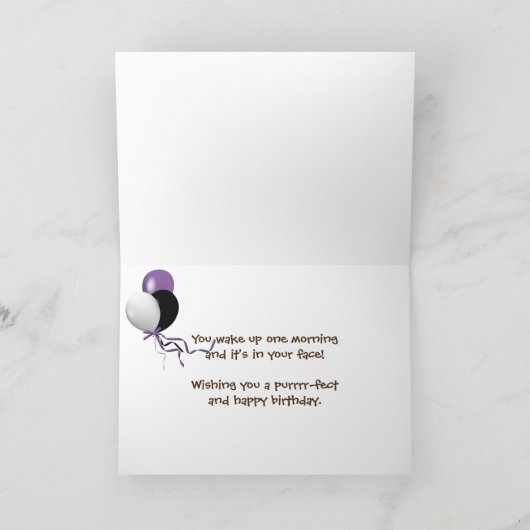 誕生日のメインのあらいぐま猫のユーモア カード (内部)