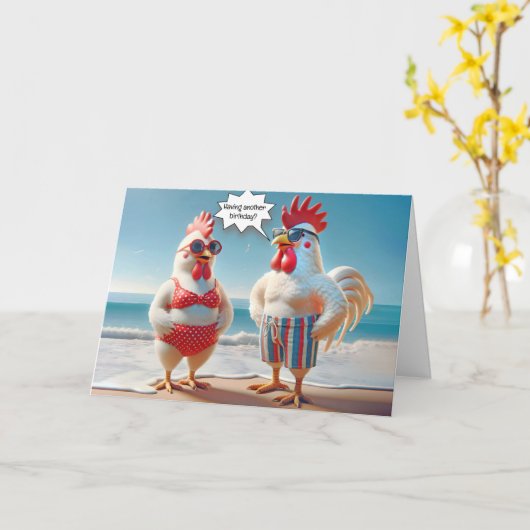 誕生日のユーモアのチキンオンザビーチ カード (黄色い花)