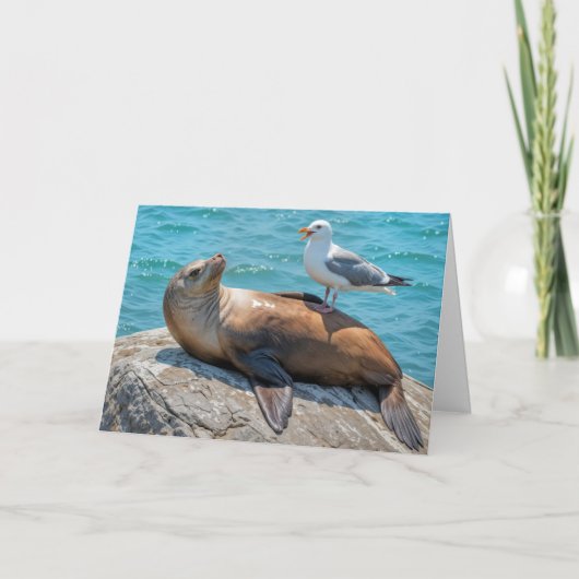 誕生日のユーモアカモメがアシカに止まる カード (正面)