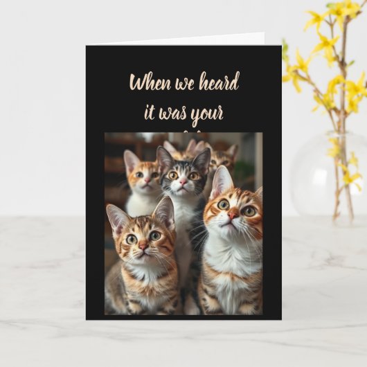 誕生日の可愛い猫たちのユーモア カード (黄色い花)