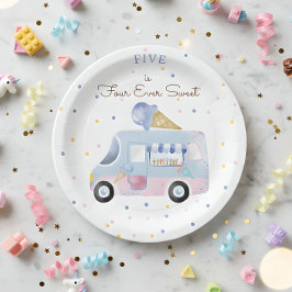誕生日の四回の甘いアイスクリームトラック ペーパープレート