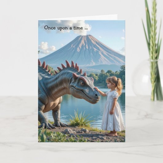 誕生日の女の子が恐竜をなでている カード (正面)