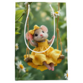 誕生日の女の子のネズミが庭のブランコに ミディアムペーパーバッグ (正面)