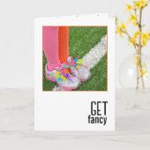 誕生日の女の子は彼女の靴にパイプクリーナーを着ている カード (黄色い花)