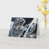 誕生日の宇宙飛行士が宇宙船の窓を掃除 カード (黄色い花)