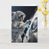 誕生日の宇宙飛行士が宇宙船の窓を掃除 カード (黄色い花)