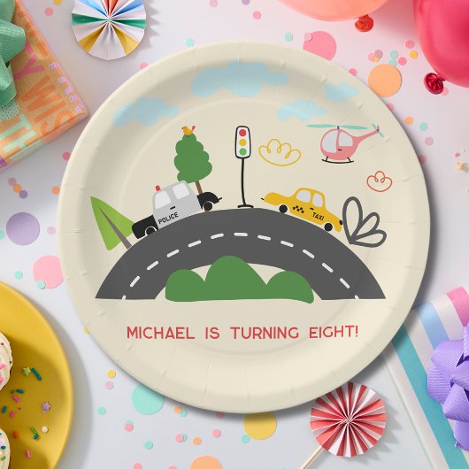 誕生日の少年と道路上の車や乗り物 ペーパープレート