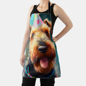 誕生日の帽子と風船を持つ愛犬 エプロン (インサイチュ)