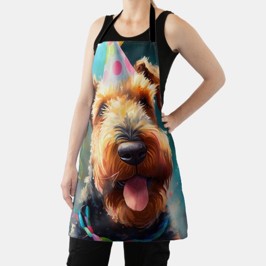 誕生日の帽子と風船を持つ愛犬 エプロン (インサイチュ)