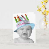 誕生日の帽子のカスタマイズ可能な泣き叫びのベビー カード (黄色い花)