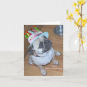 誕生日の帽子のパグ カード (黄色い花)