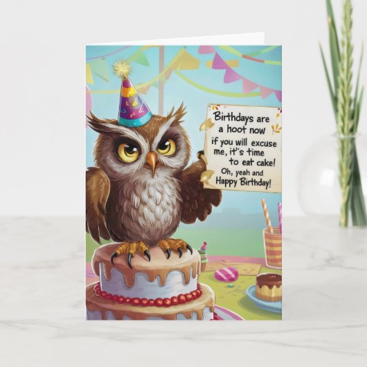 誕生日の帽子をかぶったフクロウがケーキの上に立っている カード (正面)