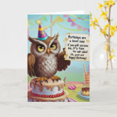 誕生日の帽子をかぶったフクロウがケーキの上に立っている カード (黄色い花)