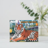 誕生日の帽子をかぶったベンガルトラが横になっている ポストカード (スタンド正面)