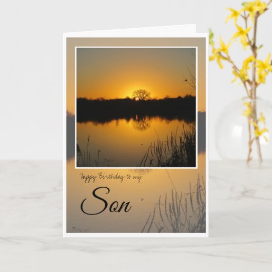 誕生日の息子、日の出の後ろにシルエットした木。 カード (黄色い花)