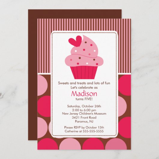 誕生日の招待状の恋人のカップケーキのピンクブラウン 招待状 (正面/裏面)