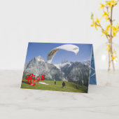 誕生日の挨拶- Jungfrauの近くのパラグライダー カード (黄色い花)